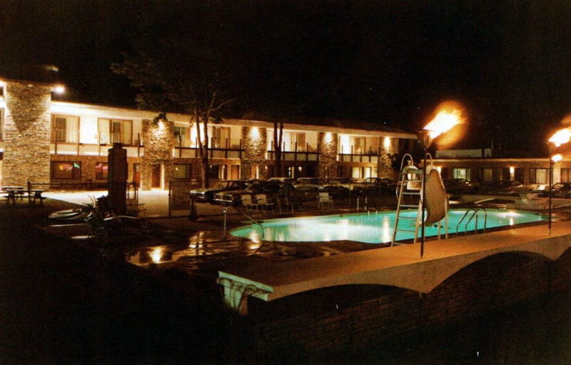 Petoskey Motel (Superior Motel) - Vintage Postcard
